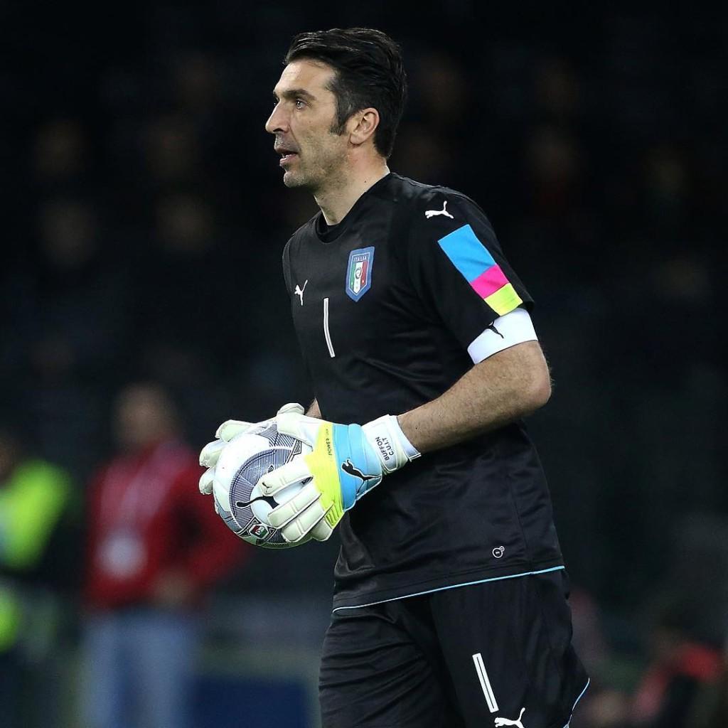 10 Top International Goalkeepers And Their Trusted Gloves