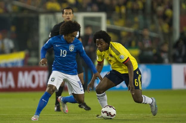 Action photo during the match Brazil vs Colombia, Corresponding of the group -C- of XLIV Copa America Chile 2015 at Monumental stadium, Santiago, Chile, in the photo: (l)-( r), Willian of Brazil and Carlos Sanchez of Colombia Foto de accion durante el partido Brasil vs Colombia, Correspondiente al grupo -C- de la XLIV Copa America Chile 2015 en el estadio Monumental, Santiago, Chile, en la foto: (i)-(d), Willian de Brasil y Carlos Sanchez de Colombia 17/06/2015/MEXSPORT/Jorge Martinez.