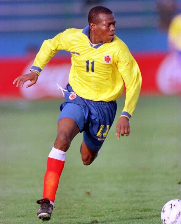 1995:  El delantero colombiano Faustino Asprilla, en accion durante el partido contra Estados Unidos, jugado en Maldonado, Uruguay, dentro de la Copa America 95 en Uruguay. Mandatory Credit: Martin Venegas/MEXSPORT