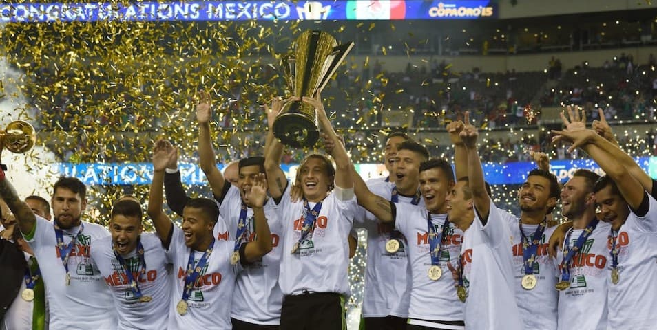 Mexico celebrates their victory in the 2015 CONCACAF Gold Cup final between Jamaica and Mexico in Philadelphia on July 26, 2015. AFP PHOTO/DON EMMERT (Photo credit should read DON EMMERT/AFP/Getty Images)