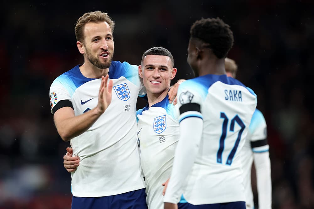 Harry Kane celebrates with English national team