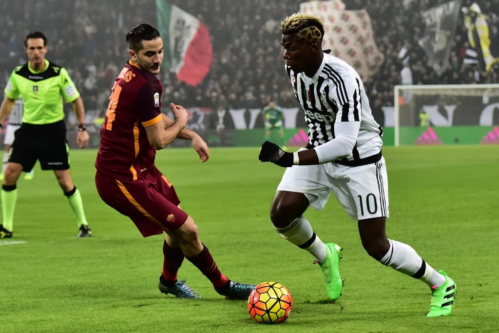 Juventus' midfielder from France Paul Pogba (R) fights for the ball with Roma's defender from Greece Kostas Manolas during the Italian Serie A football match Juventus vs AS Roma at