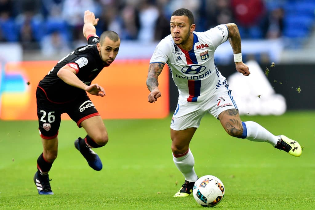 Lyon's Dutch forward Memphis Depay (R) outruns Dijon's French defender Fouad Chafik during the French L1 football match between Olympique Lyonnais (OL) and Dijon (DFCO) on February 19, 2017, at the Parc Olympique Lyonnais stadium in Decines-Charpieu near Lyon, central-eastern France. / AFP / ROMAIN LAFABREGUE (Photo credit should read ROMAIN LAFABREGUE/AFP/Getty Images)